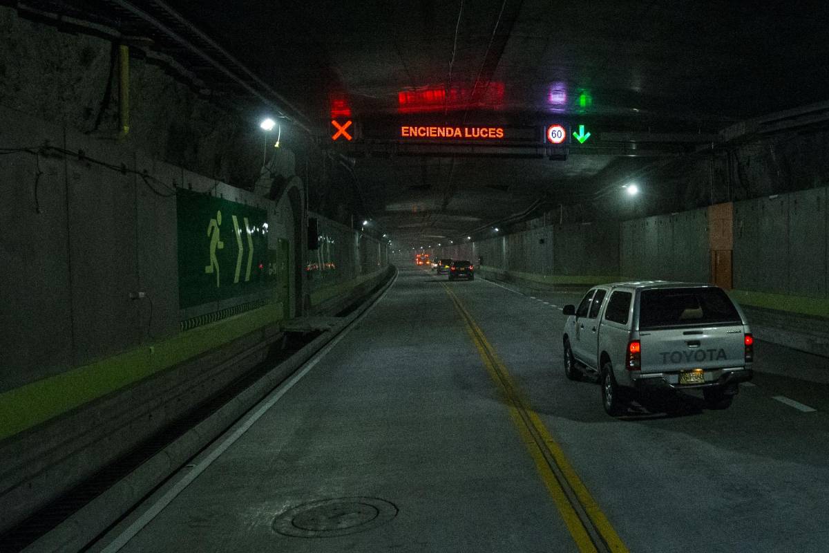 “Estamos orgullosos de haber participado en este gran proyecto con una solución que va a garantizar la seguridad y la salvaguarda de todos los usuarios del túnel”, expresó a Efe el director de transporte de Indra en Colombia, Walid David. FOTO Julio César Herrera 