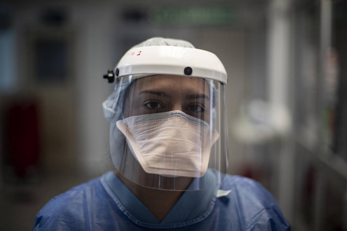 Laura Alejandra Acosta Salgado, 26 años, siete años como auxiliar de enfermería de cuidado crítico adulto en la UCI del Hospital Pablo Tobón Uribe. Foto: Esteban Vanegas
