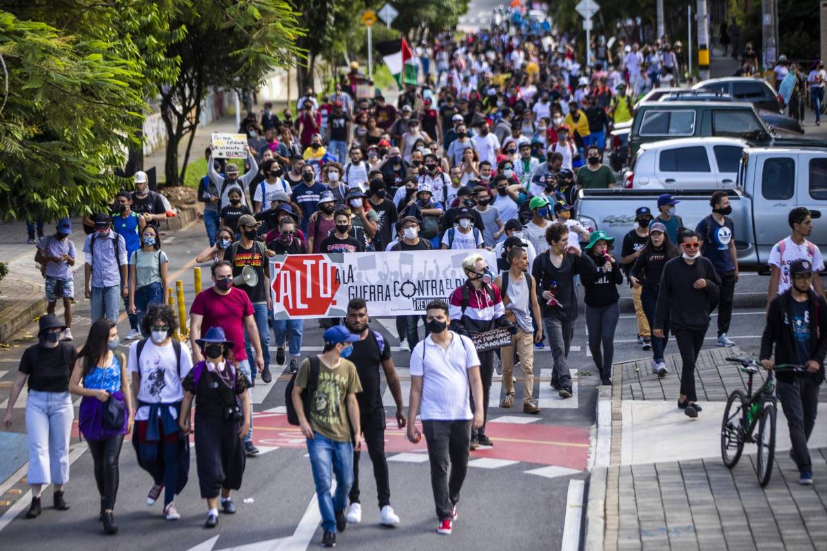 Cientos de personas salieron a las calles a marchar desde el parque de los deseos hasta el parque Boston. Foto: Carlos Velásquez