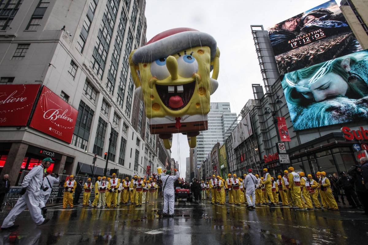 Se calcula que cerca de tres millones de espectadores disfrutaron del desfile en la calles y más de 50 millones lo observaron por televisión. FOTO AFP
