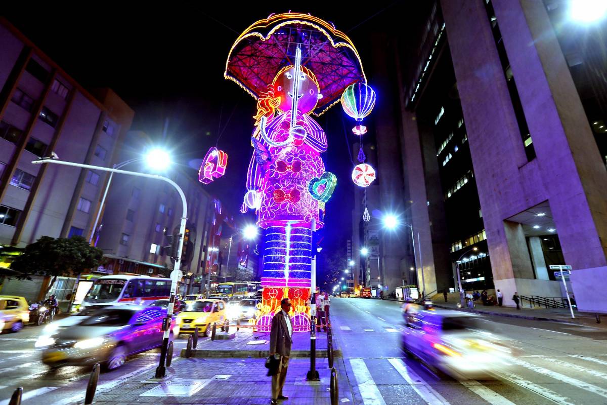 Un total de 30 millones de bombillas led y 800 kilómetros de manguera luminosa fueron utilizados en el alumbrado navideño que se encendió en la noche del pasado sábado en Medellín.