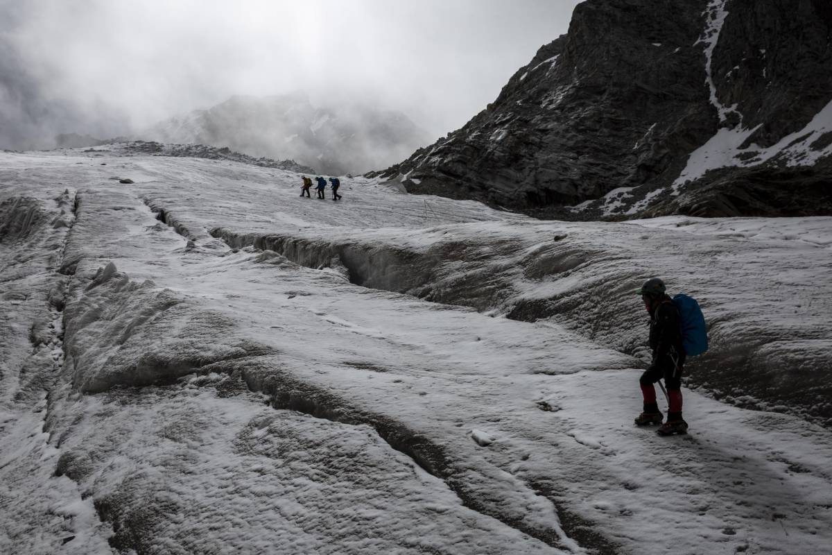 La montaña Huayna Potosí esta en el noroeste de Bolivia. Se eleva hasta los 6.088 m.s.n.m. en medio de la cordillera de los andes y es en ruta concurrida por los montañistas. Foto: Esteban Vanegas