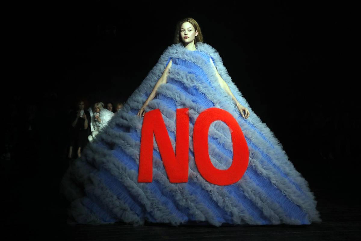 Una modelo presenta una creación de Viktor y Rolf durante el desfile de modas de la colección Spring-Summer Haute Couture 2019 en París. Foto: AFP.