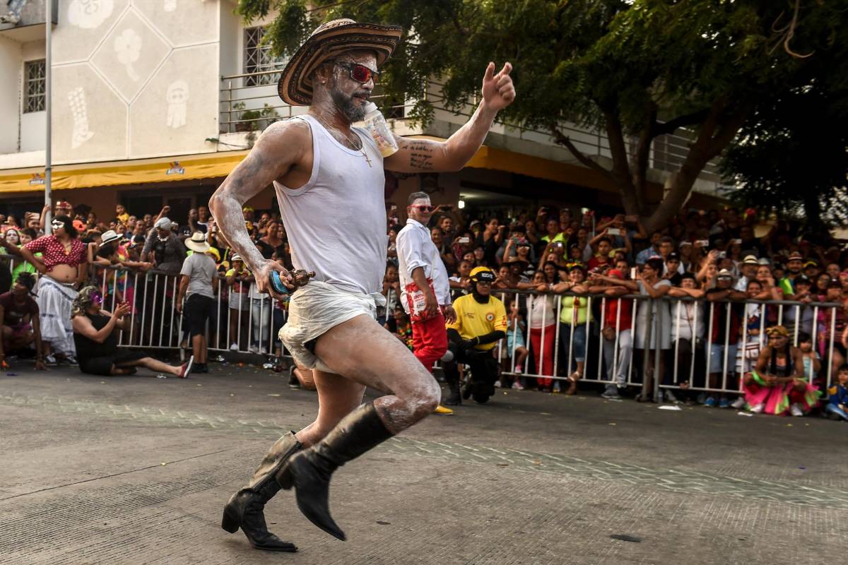 Disfraces durante el Carnaval de Barranquilla. Foto: JOAQUIN SARMIENTO / AFP