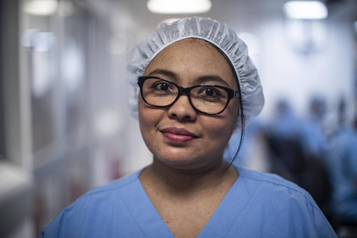 Paula Felicidad Sánchez, 41 años, 13 años como auxiliar de enfermería de cuidado crítico adulto en la UCI del Hospital Pablo Tobón Uribe. Foto: Esteban Vanegas