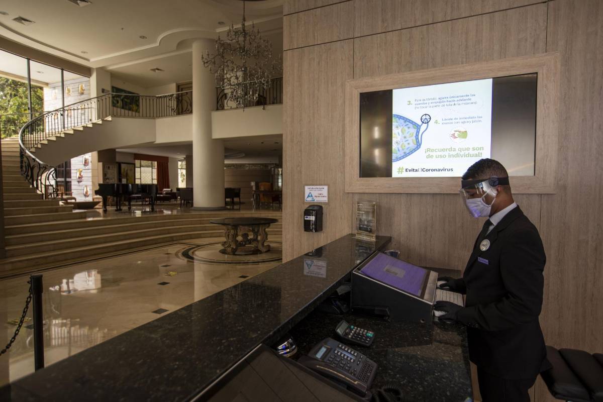 En la recepción, los protocolos son igual de rigurosos. Los hoteles marcarán distancias prudentes en las filas. Foto: Edwin Bustamante