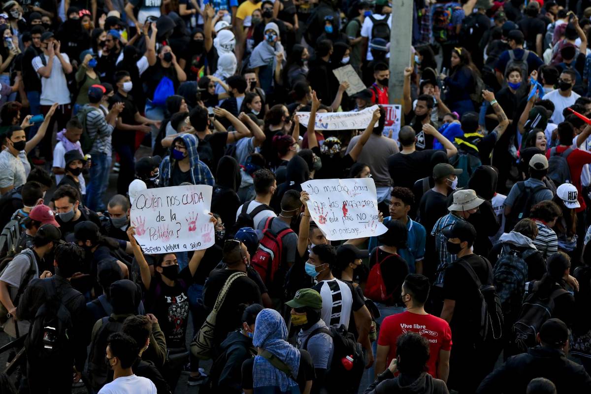 Manifestantes en Medellín marcharon por las calles para rechazar los abusos de la Fuerza Pública. Hubo enfrentamientos y actos vandálicos. FOTO: Jaime Pérez