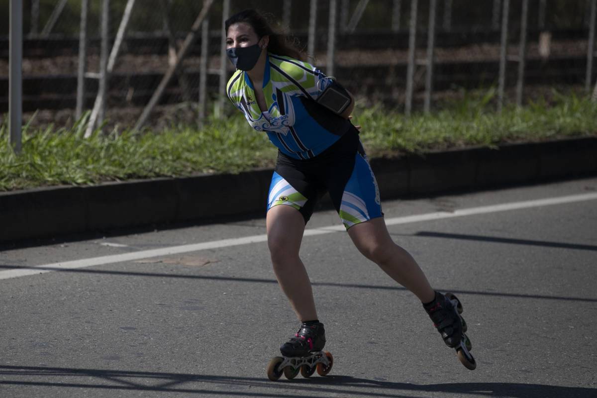 Tras más de cinco meses los paisas pueden volver a salir y hacer deporte por las tradicionales ciclovías en Medellín. FOTO EDWIN BUSTAMANTE