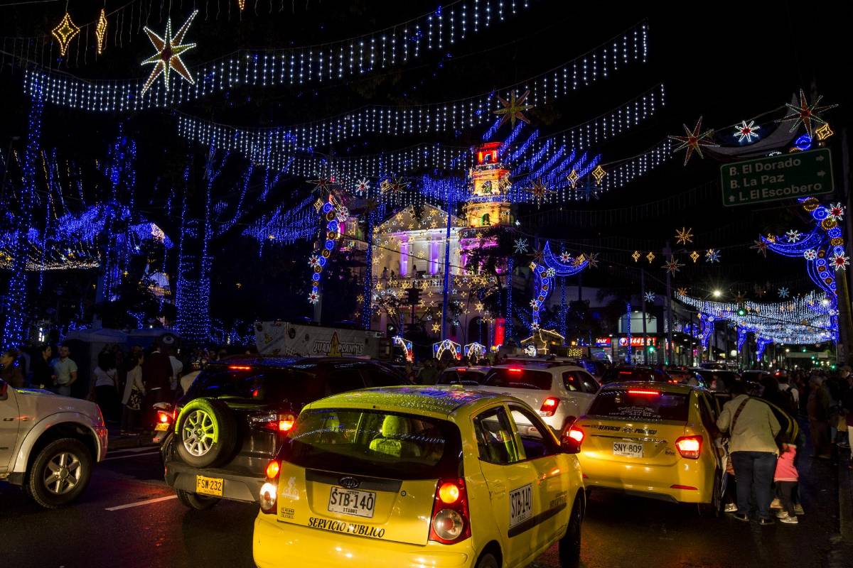 Como si el cielo estuviera más cerca, guirnaldas y mangueras de luces azules cubren el parque principal Marceliano Vélez de Envigado. FOTO: Jaime Pérez