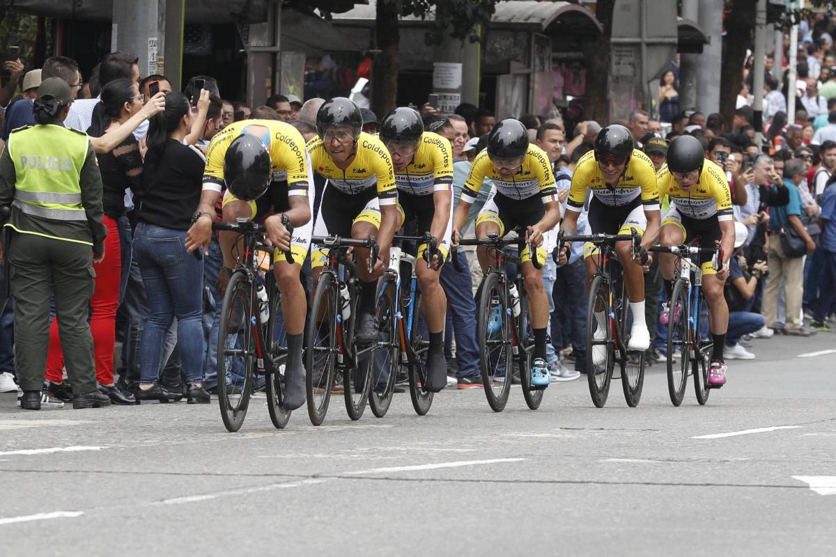 La primera etapa fue un circuito de 14 kilómetros por el centro y el sur de Medellín. Education First, el equipo de Rigoberto Urán, se impuso en la contrarreloj con un tiempo de 15 minutos y 5 segundos. FOTO MANUEL SALDARRIAGA