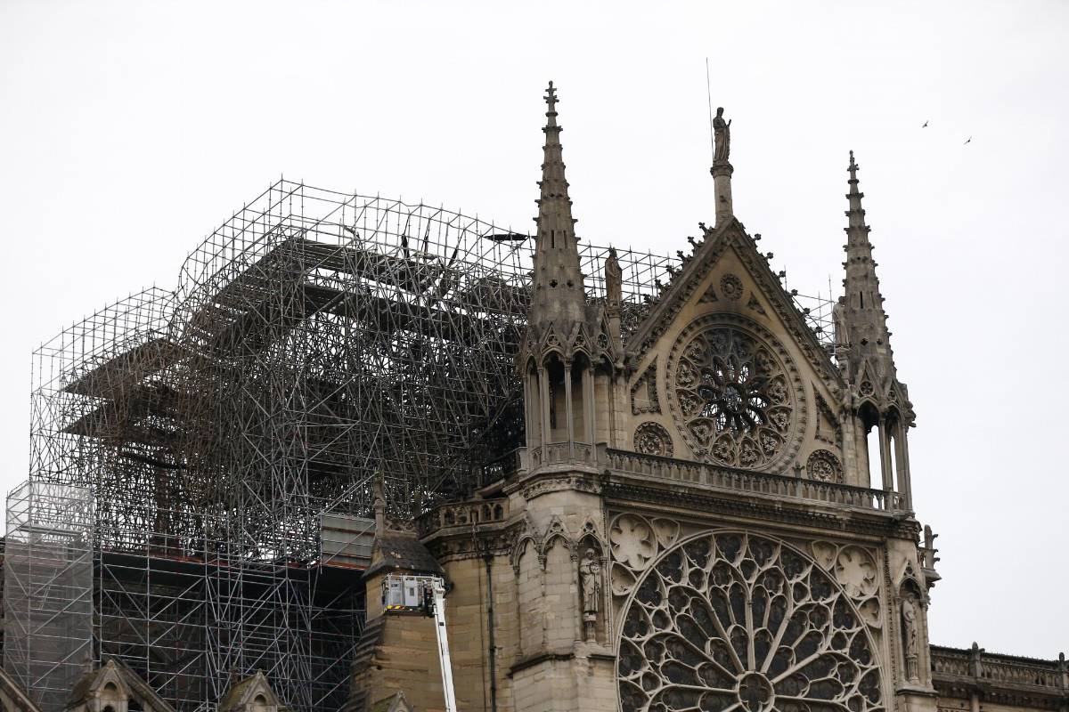 Fragmentos de vitrales medievales de un valor incalculable y un enorme agujero en el techo, donde se derrumbó su aguja. La luz del día revelaba el martes la magnitud de los daños en la catedral de Notre Dame de París, mutilada por un voraz incendio. FOTO EFE
