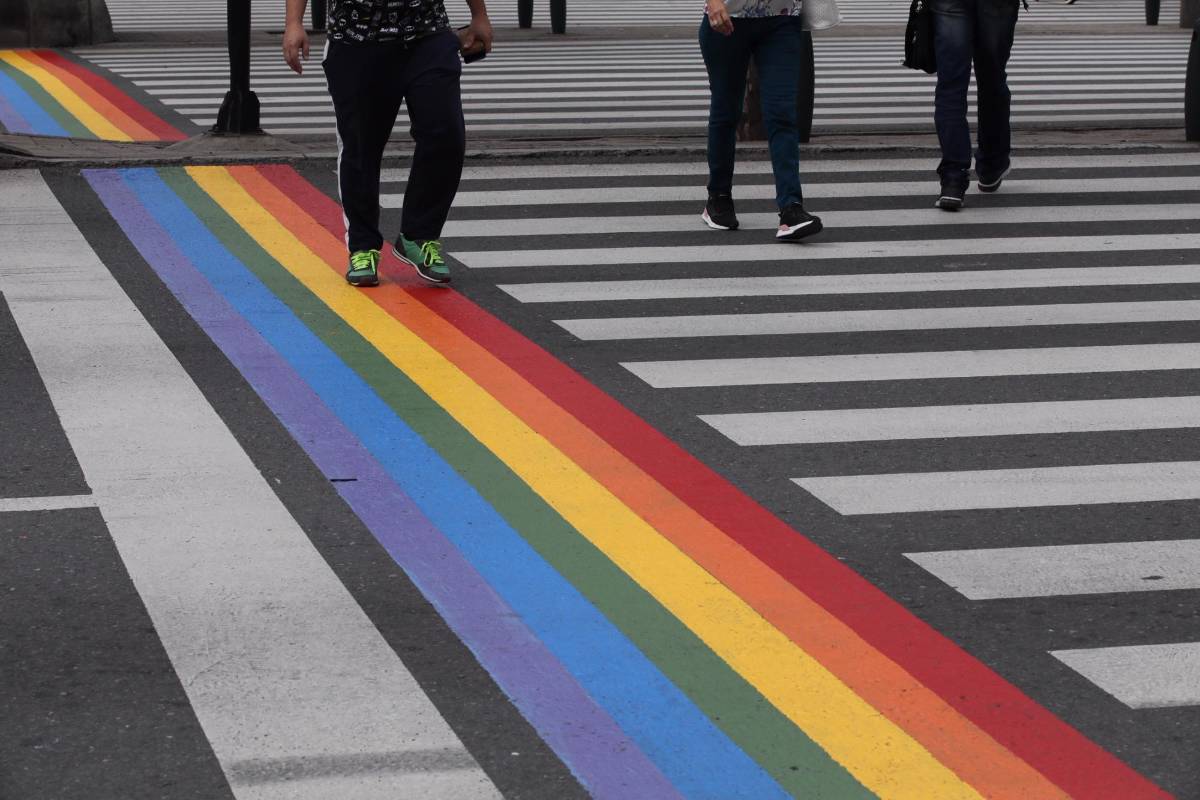 Mediante apropiaciones del espacio público se busca sensibilizar sobre temas de inclusión a la población Lgbtiq. Foto: Edwin Bustamante