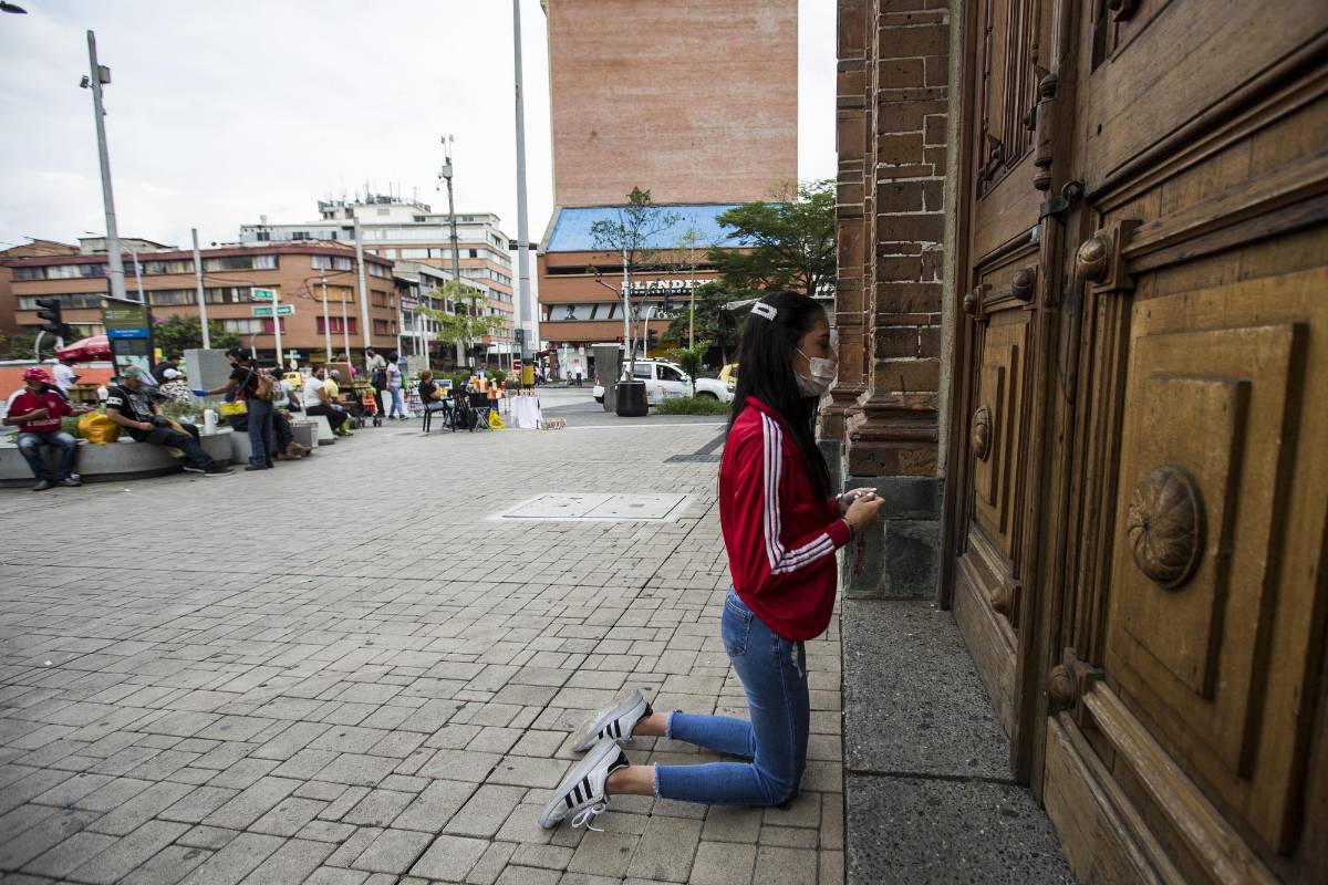 “La fe está en tu corazón”, dice una devota ante el templo de Santa Ana, en el municipio de Sabaneta. FOTO JULIO HERRERA