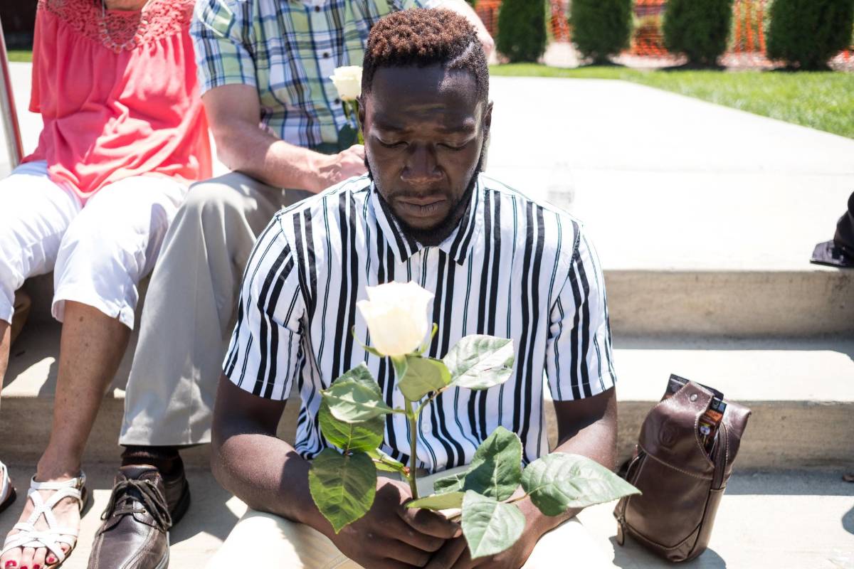 Se celebra una vigilia en honor de quienes perdieron la vida durante el tiroteo de Dayton, Ohio. FOTO: AFP.