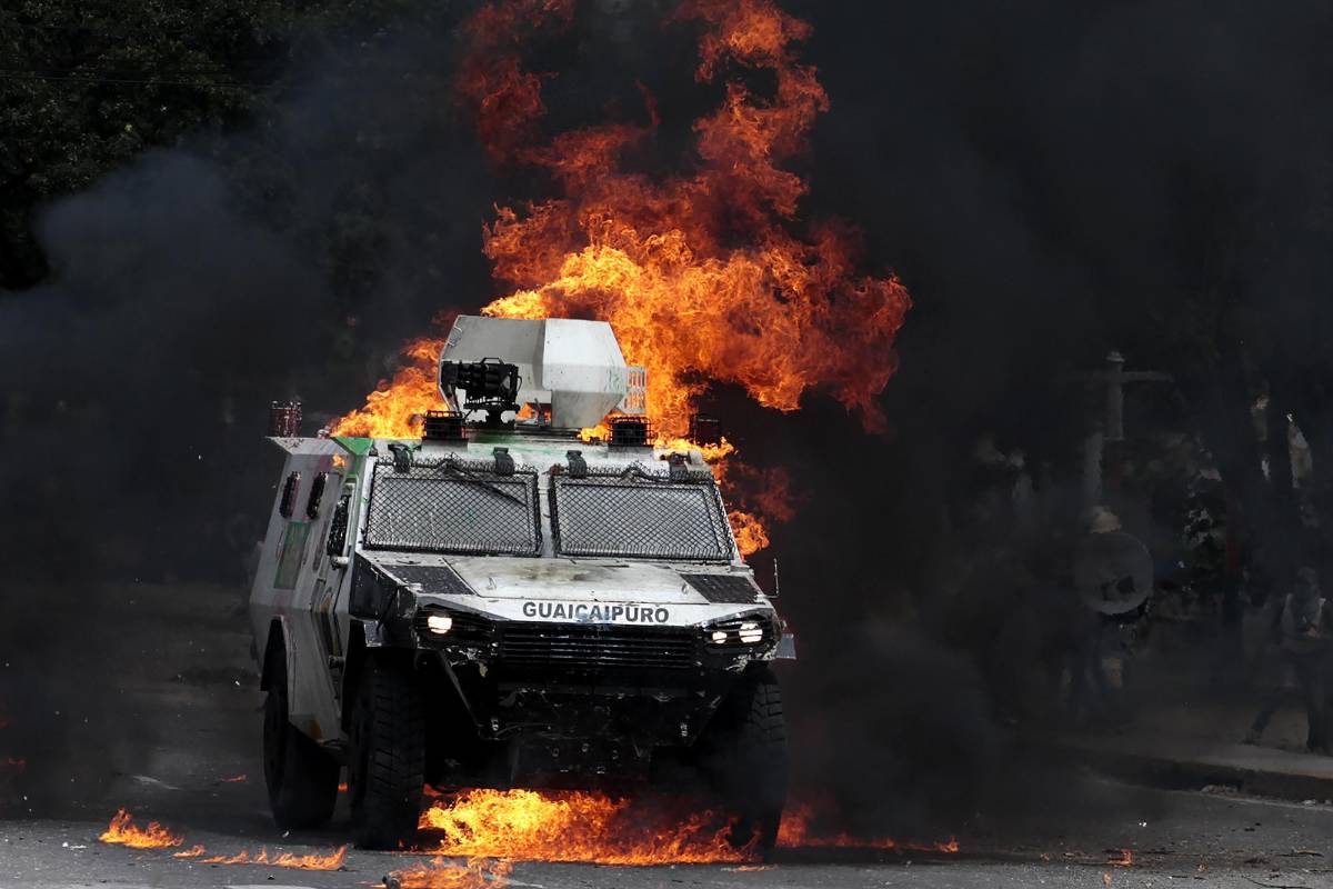 Con protestas que acabaron en la muerte de varias personas, muchos venezolanos le dieron la espalda a la elección de la asamblea constituyente impulsada por Nicolás Maduro. FOTO EFE