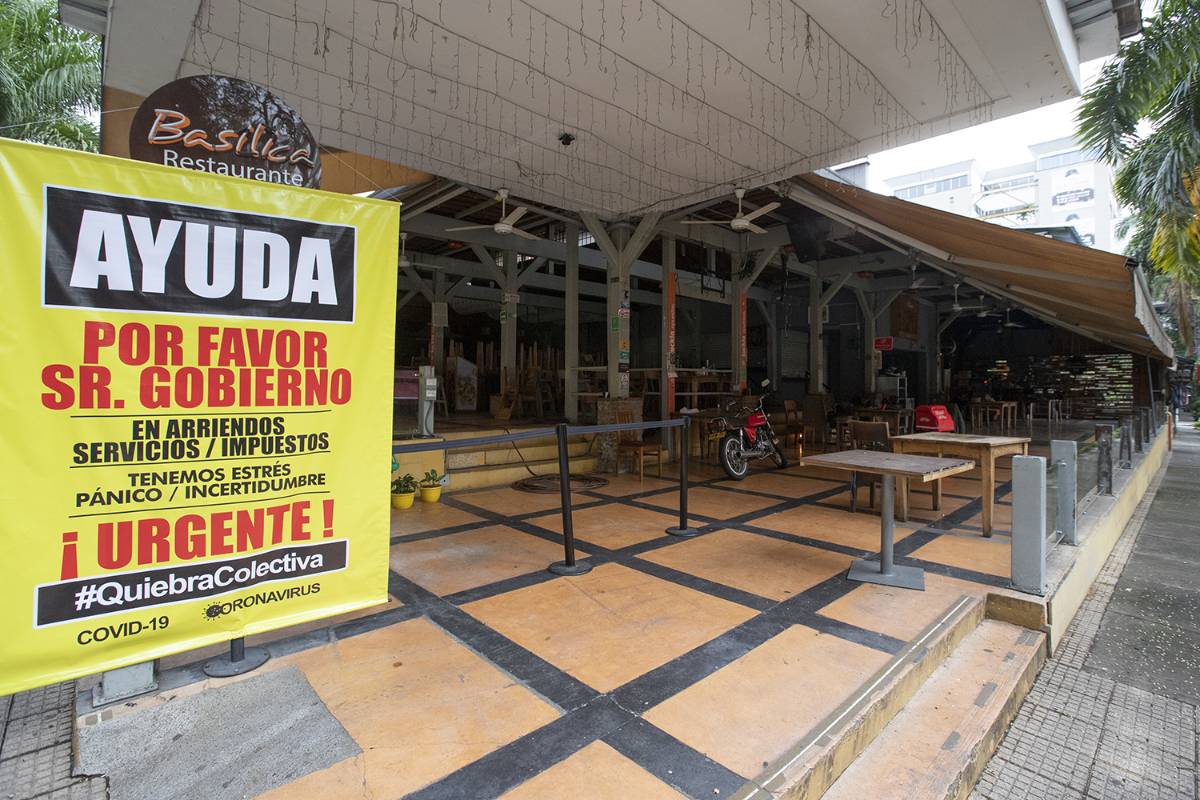 Muchos restaurantes y discotecas del Valle de Aburrá, sacaron el trapo rojo y pancartas pidiendo ayuda al gobierno Nacional. Foto Jaime Pérez