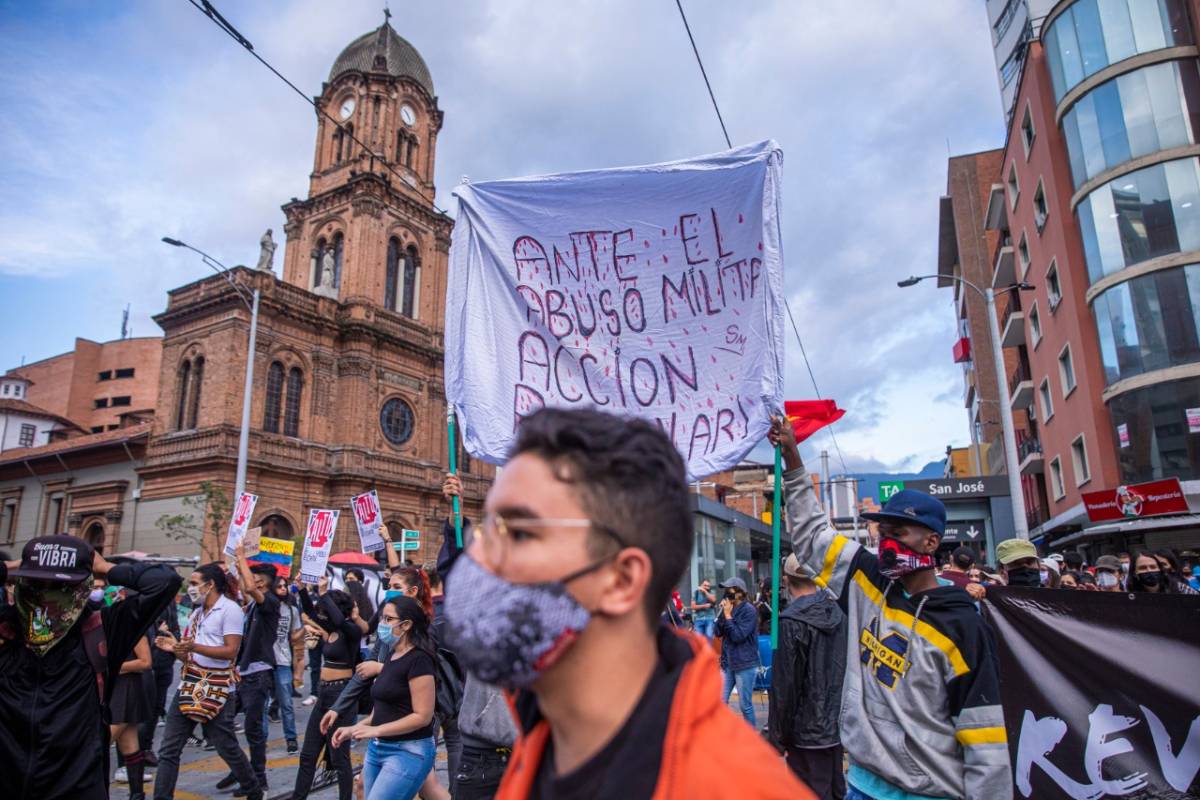Con cantos y pancartas los manifestantes avanzaron hacia el comando de la Policía. FOTO CARLOS VELÁSQUEZ