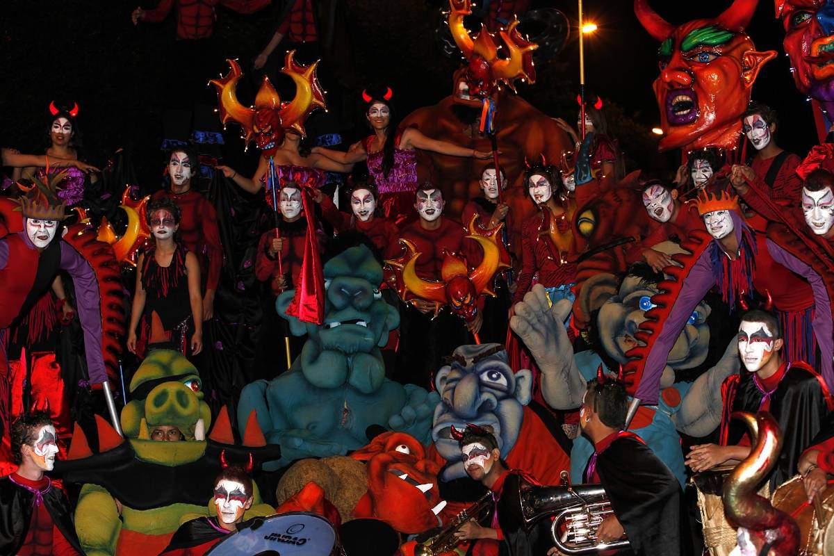 Más de 800 artistas de Medellín, municipios de Antioquia y algunos pueblos del país acudieron a esta cita con el folklor. Foto Henry Agudelo