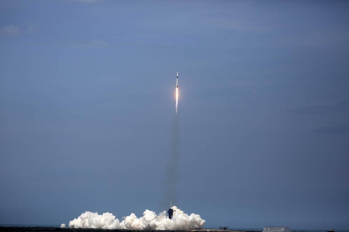 Después, la segunda etapa del Falcon 9 puso la cápsula Crew Dragon en la órbita adecuada para llegar a su destino, la Estación Espacial Internacional (ISS), que vuela a 400 km por encima de los océanos, a más de 27.000 km/h. FOTO AFP