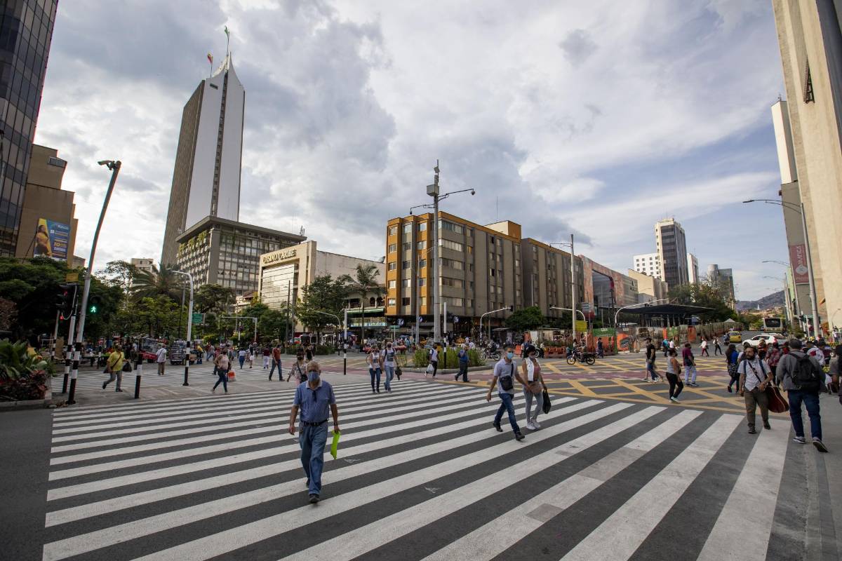 La Empresa de Desarrollo Urbano (EDU) presentó la nueva cara de esta vía, estratégica para el Centro, hecha con materiales que permiten el drenaje de aguas superficiales y la reducción del ruido. FOTO EDWIN BUSTAMANTE