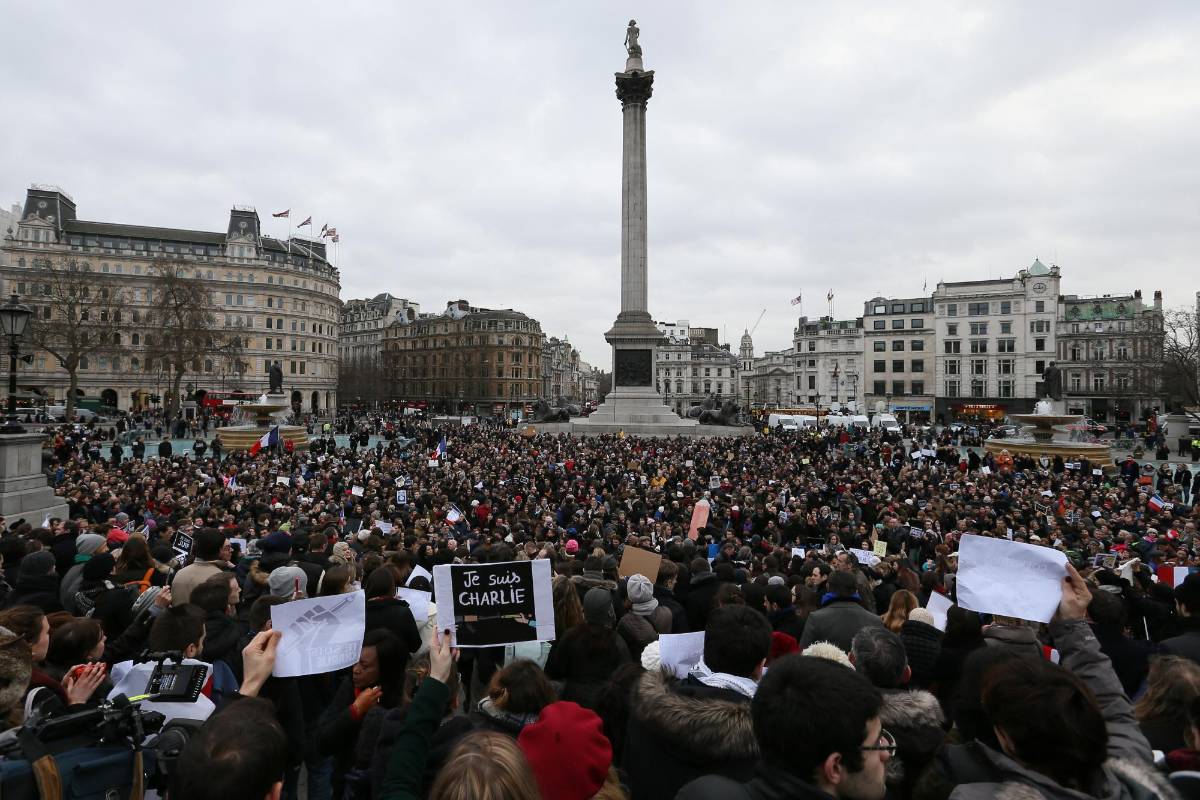 En Londres, centenares de personas se congregaron en la plaza de Trafalgar -entre ellos el viceprimer ministro británico, Nick Clegg- cuyas fuentes se tiñeron con los colores de la bandera francesa y donde se depositaron flores y bolígrafos en memoria de las víctimas. FOTO AP