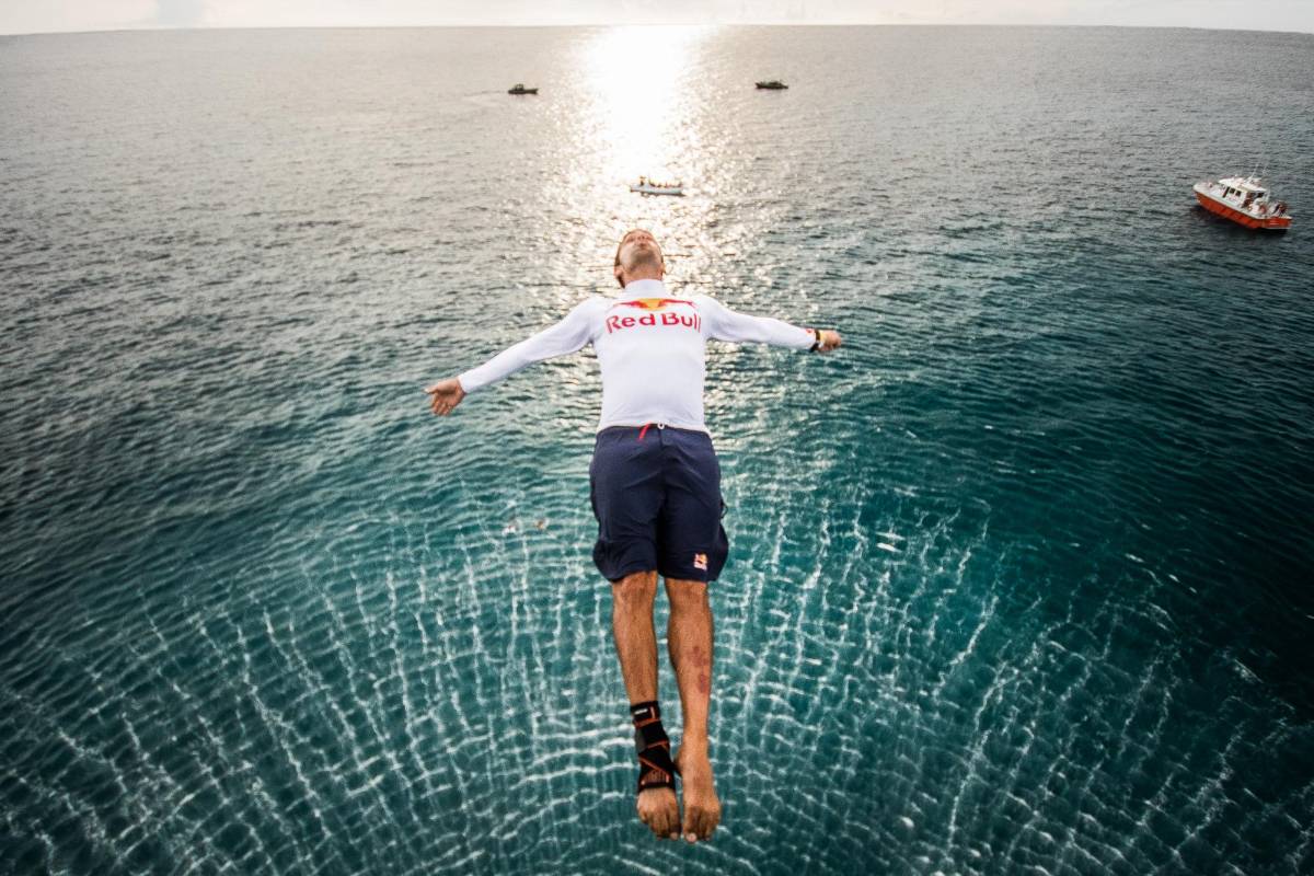 Tras varios años por fuera del país, el clavadista caleño llegó a la isla de San Andrés para saltar desde un helicóptero de la Armada Nacional en medio de arrecifes coralinos. Foto: Maximiliano Blanco