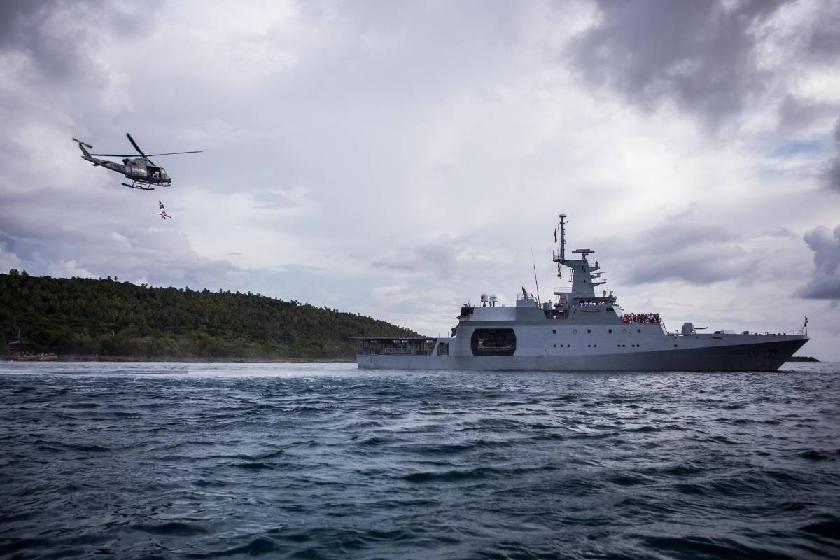 Tras varios años por fuera del país, el clavadista caleño llegó a la isla de San Andrés para saltar desde un helicóptero de la Armada Nacional en medio de arrecifes coralinos. Foto: Maximiliano Blanco