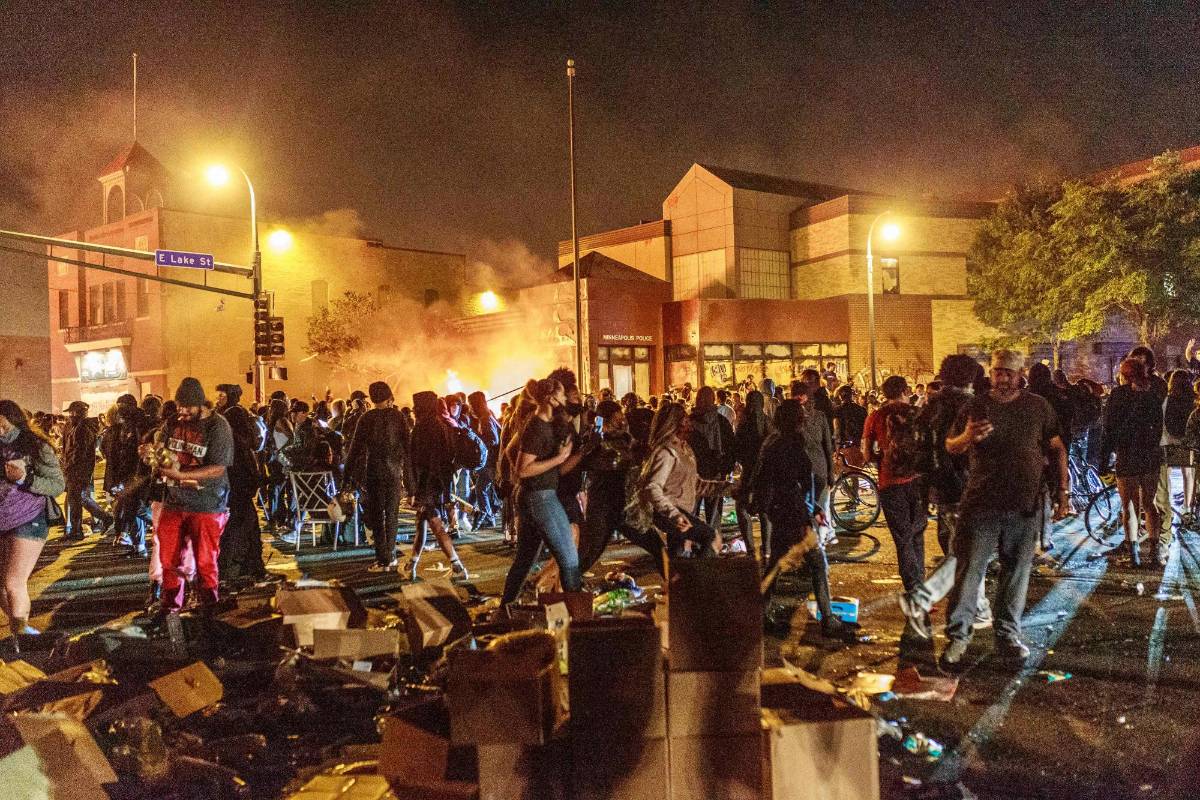 La muerte el lunes de George Floyd generó indignación luego de una serie de crímenes policiales contra la comunidad afroestadounidense. FOTO AFP