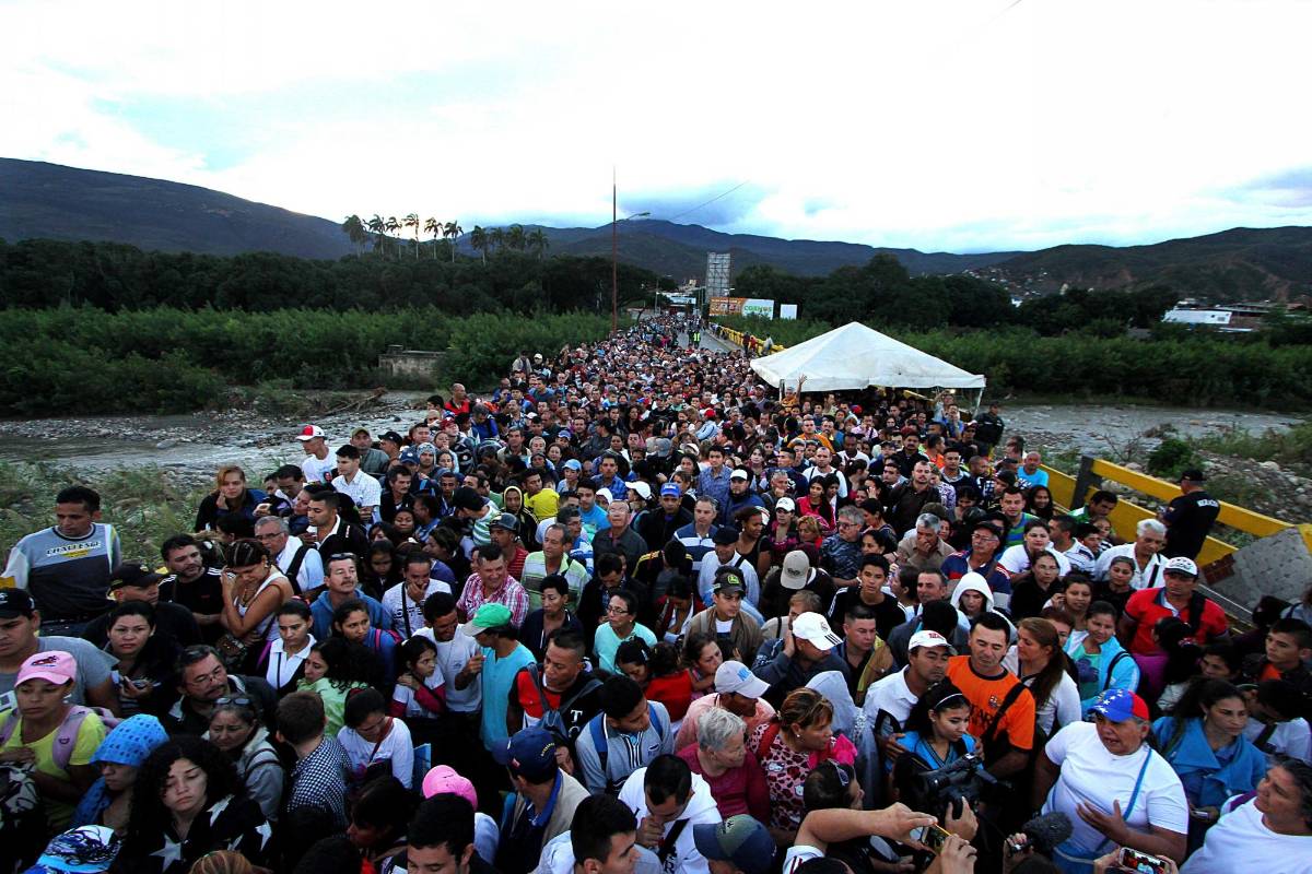 Entre ayer y hoy, cuando se abrió de manera extraordinaria el paso en la frontera, alrededor de 100.000 personas han cruzado a Colombia para abastecerse en Cúcuta. FOTO AFP