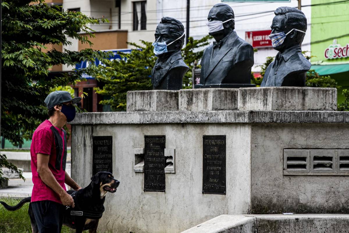  Las esculturas ubicadas en el Parque Obrero de Itagüí fueron intervenidas para invitar a la reflexión ante la pandemia que estamos viviendo. Foto: Jaime Pérez Munevar