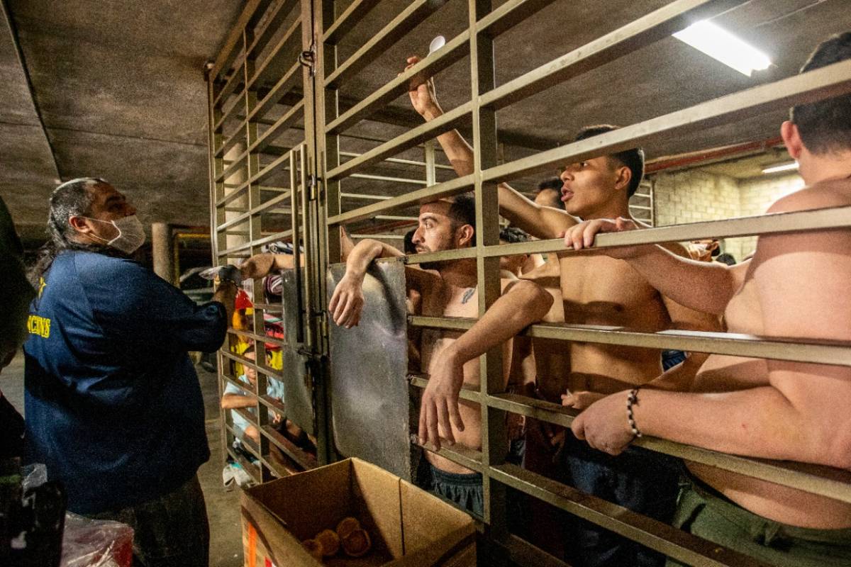 En la estación de Policía de Belén se entregaron las alimentaciones. FOTO CARLOS VELÁSQUEZ