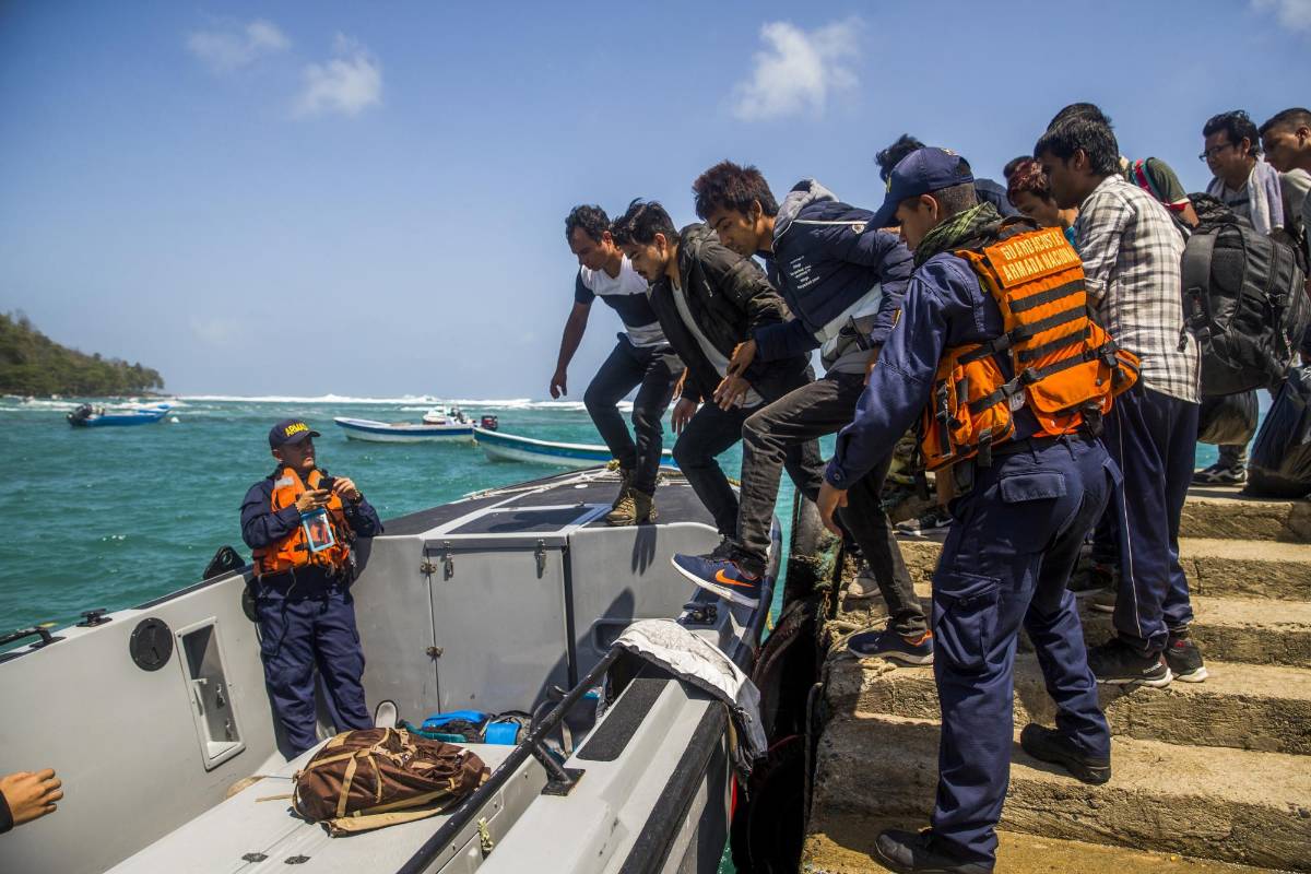 Un grupo de 15 jóvenes de Nepal fueron capturados por la Policía y son llevados por la Armada y Migración Colombia hasta Turbo, donde luego fueron liberados, según ellos, después de cobrarles entre 20 y 30 dólares. Foto: Esteban Vanegas