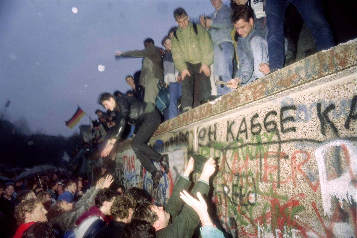 Personas de Alemania Oriental saludan a ciudadanos de Alemania Occidental en la Puerta de Brandeburgo. Foto de archivo tomada el 22 de diciembre de 1989. FOTO AFP