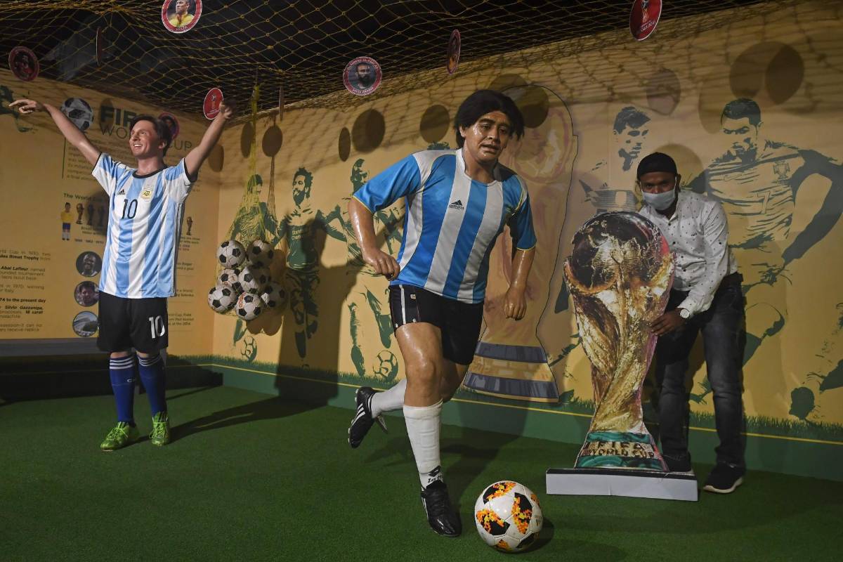 En Calcuta, India, un museo de cera tiene una imagen de tamaño real futbolista argentino. Junto a ella también está una escultura de Lionel Messi. FOTO AFP