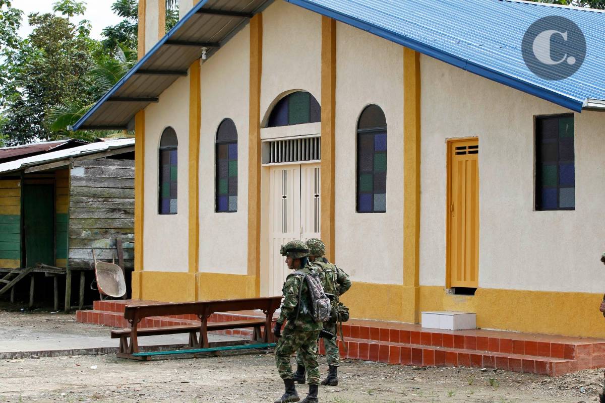 En esta iglesia se encontraron el general y las dos personas que lo acompañaban con los tres supuestos guerrilleros que los retuvieron. FOTO JAIME PÉREZ