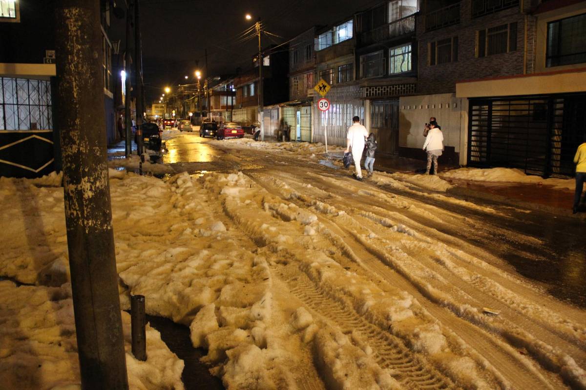 Máquinas retroexcavadoras trabajaron en la zona para retirar el hielo. FOTO COLPRENSA