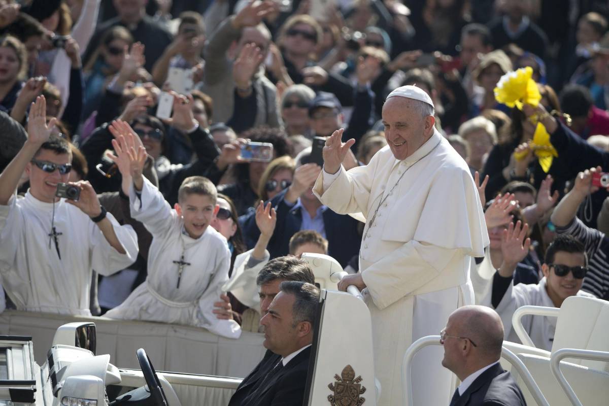 Papa Francisco. El nobel de la paz Desmond Tutu, al retratar al papa, dice que “empacó su pastorado de humildad y se lo llevó a Roma”.