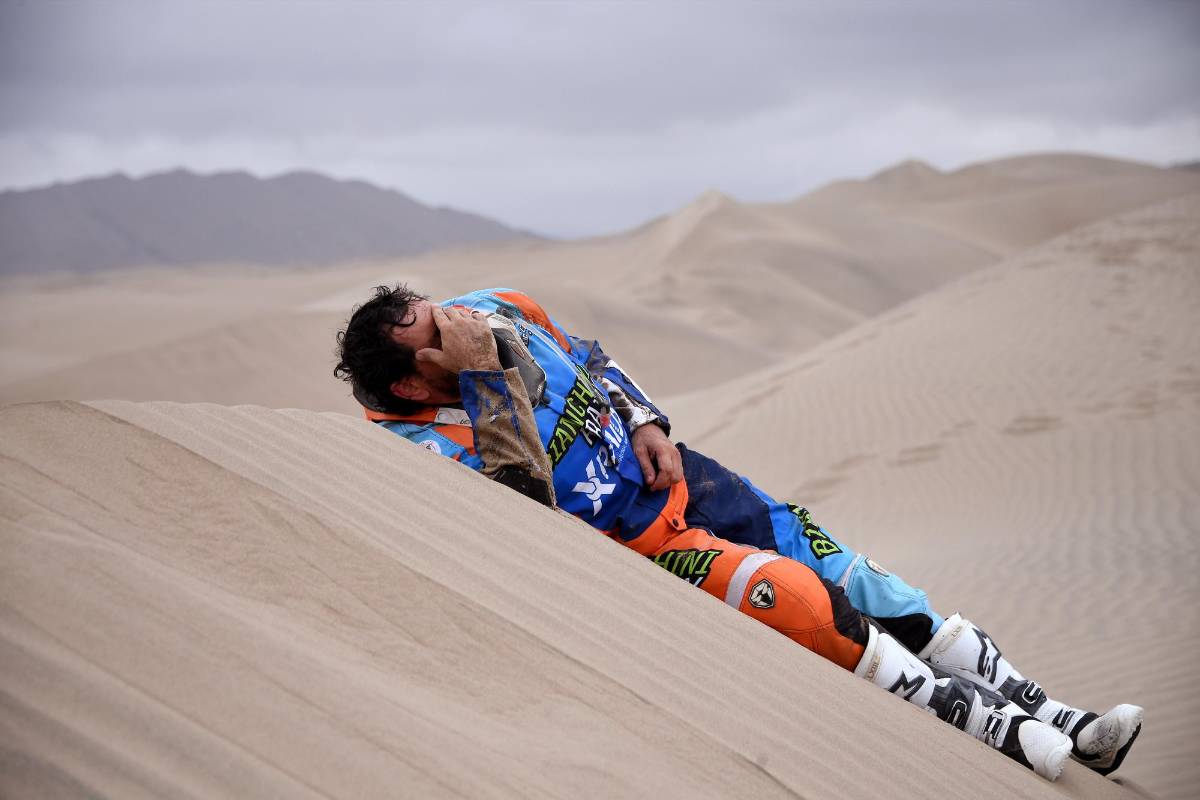 El motociclista brasileño Marcos Colvero se encuentra en la arena después de estrellarse durante la Etapa 3 del Dakar 2019 entre San Juan de Marcona y Arequipa, Perú. Foto: AFP
