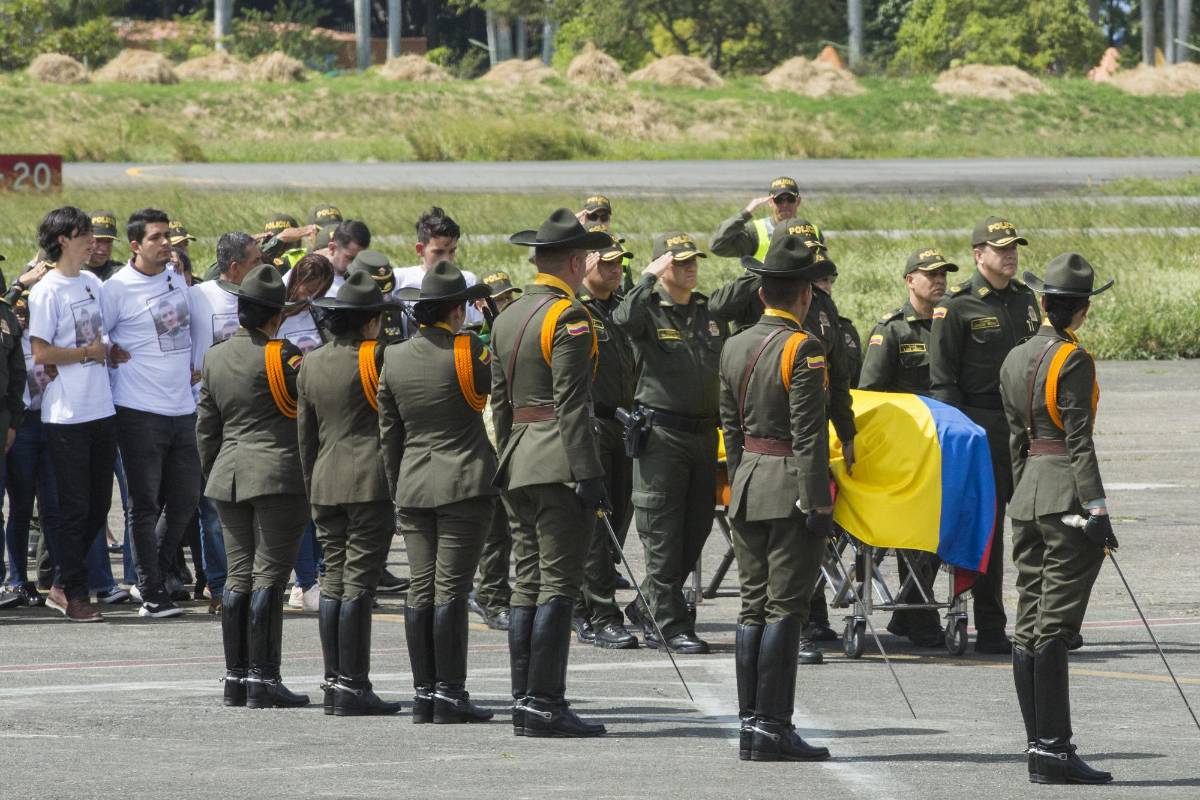 Con honores de la Policía Nacional fue recibido en el aeropuerto Olaya Herrera de Medellín. Foto: Edwin Bustamante