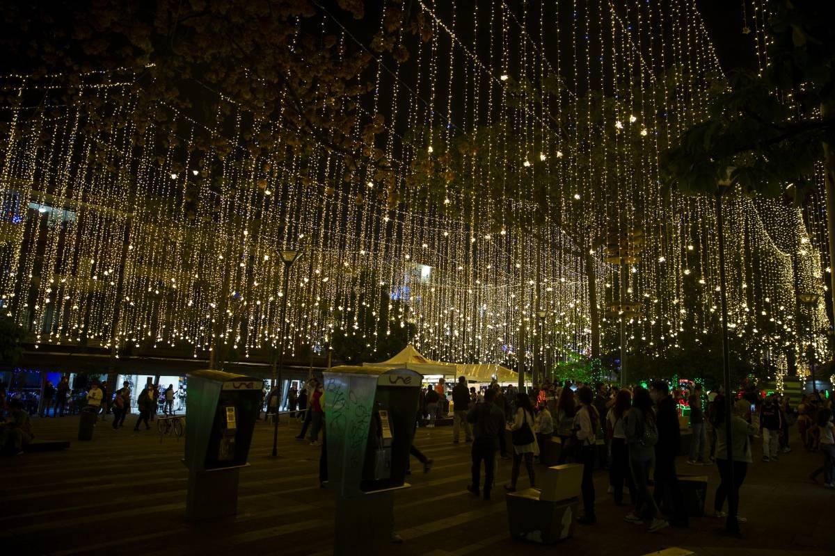 Envigado encendió hoy miércoles 18 de noviembre su alumbrado navideño, convirtiéndose en el primer municipio de Área Metropolitana en iluminar de colores sus calle y parques. Foto: Esteban Vanegas.