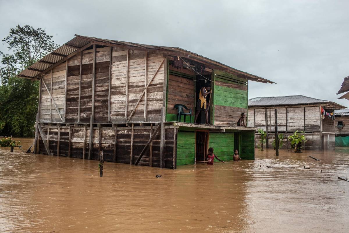 Las fuertes lluvias que se presentaron en la madrugada de este jueves tienen en emergencia a cuatro municipios de Chocó. Nuquí, Lloró (Foto), Bagadó y Cértegui han sufrido por la creciente de los ríos Andagueda y Atrato. Dos personas fallecidas, un centenar de desaparecidos y ocho viviendas destruidas son el saldo que entregan las autoridades. Foto: Murcy