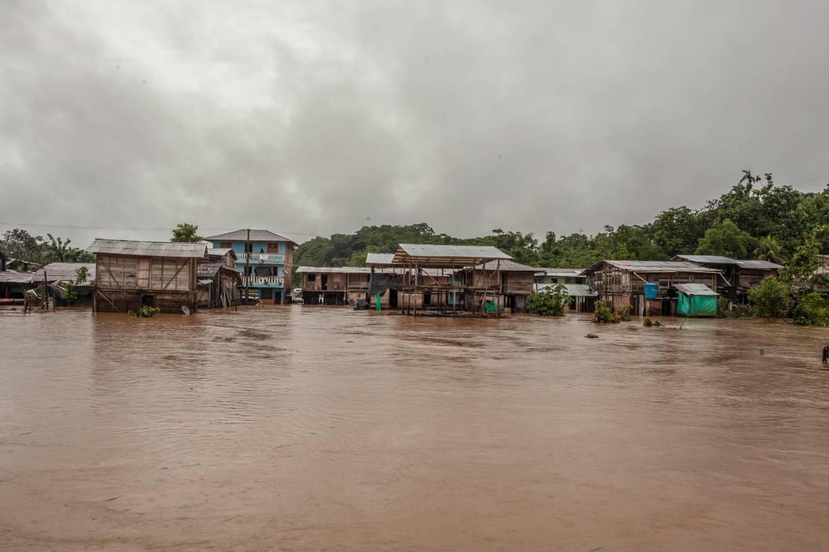 Las fuertes lluvias que se presentaron en la madrugada de este jueves tienen en emergencia a cuatro municipios de Chocó. Nuquí, Lloró (Foto), Bagadó y Cértegui han sufrido por la creciente de los ríos Andagueda y Atrato. Dos personas fallecidas, un centenar de desaparecidos y ocho viviendas destruidas son el saldo que entregan las autoridades. Foto: Murcy