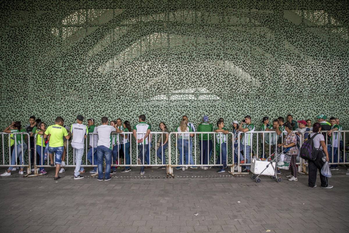La hinchada de Atlético Nacional comienza a llegar a las inmediaciones del Atanasio Girardot donde tendrá lugar el duelo definitivo ante Tolima. FOTO SANTIAGO MESA