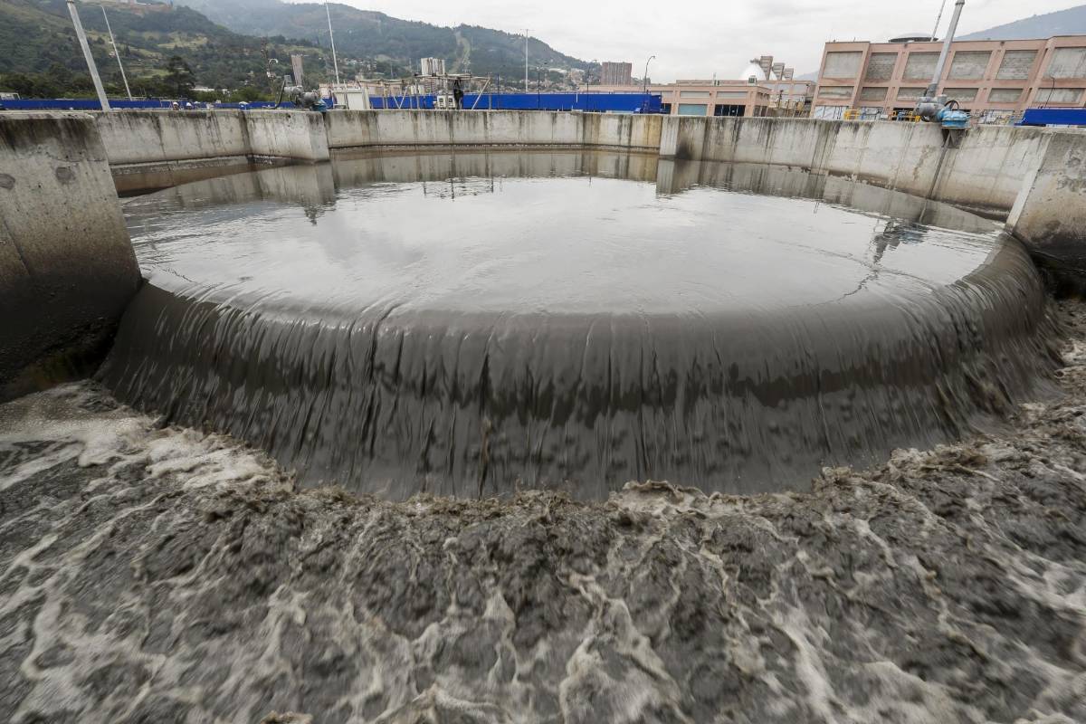 Pozo desarenador, donde el sedimento queda en la parte inferior del recipiente. Foto: Robinson Sáenz