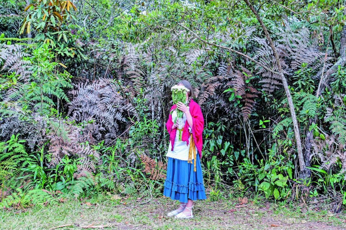 Dahiana Atehortúa, 17 años.Vereda El Mazo, Santa Elena.Flores: Margaritas blancas. FOTO: Santiago Mesa