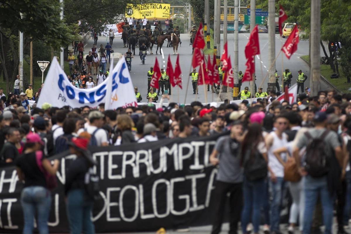 En horas de la tarde, finalizó la marcha en la Plaza Cisneros (o Parque de Las Luces). FOTO EDWIN BUSTAMANTE