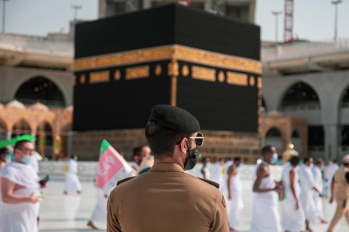 Los pocos fieles autorizados este años, que viven en Arabia Saudita, realizaron el peregrinaje llamada “hach”, uno de los cinco pilares del islam.
