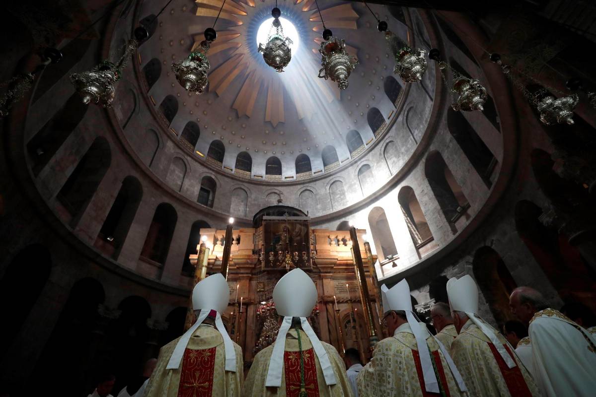 Miembros del clero durante la tradicional ceremonia del lavado de pies celebrada el Jueves Santo en la Iglesia del Santo Sepulcro de Jerusalén. FOTO EFE 