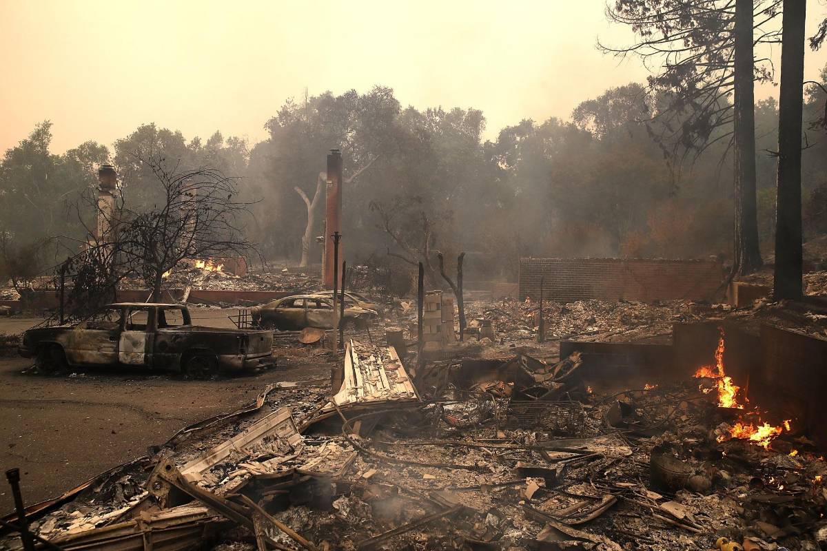 Según esta fuente, el fuego ya ha devorado más de 4.000 hectáreas y ha provocado la evacuación de cientos de personas de sus casas. FOTO EFE