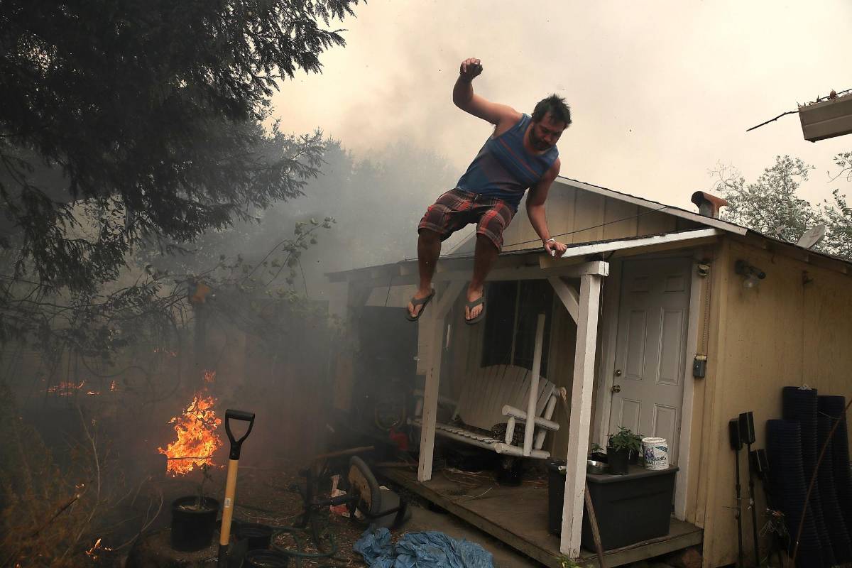 Los vientos fuertes y secos avivaron las llamas, por lo que lo residentes de la zona fueron sometidos a evacuaciones obligatorias y enviados a refugios locales. FOTO EFE